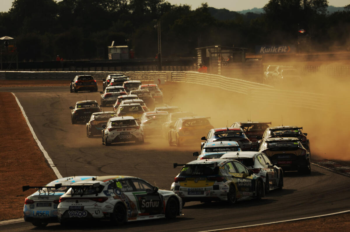 گرد و غبار BTCC Snetterton 2022