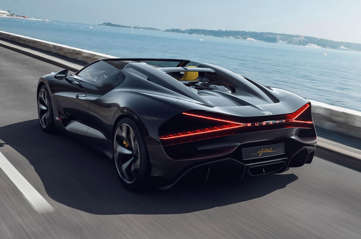 رانندگی عقب بوگاتی میسترال رودستر