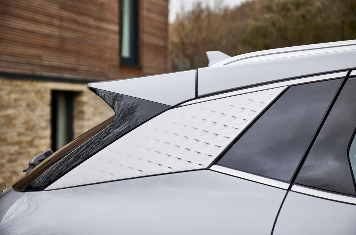 byd atto 3 2023 08 c pillar