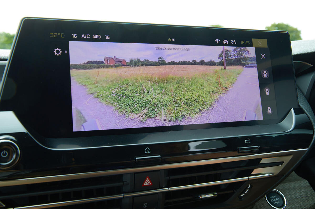 صفحه نمایش هیبریدی سیتروئن C5 X