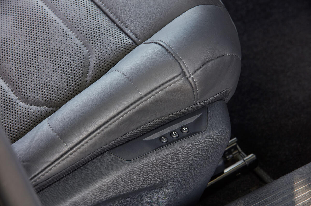 دکمه های صندلی هیبریدی سیتروئن C5 X