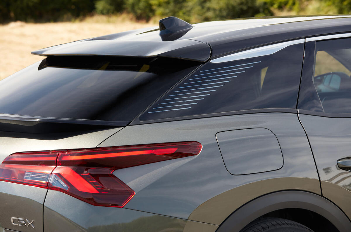 جزئیات عقب هیبریدی سیتروئن C5 X