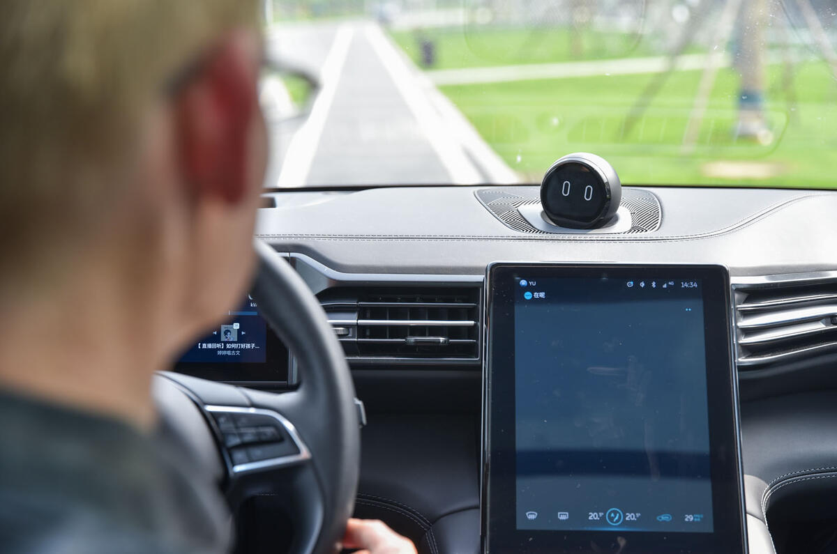 Nio ES8 driving