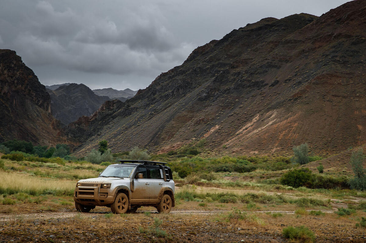 2020 Land Rover Defender reveal - off-roading front