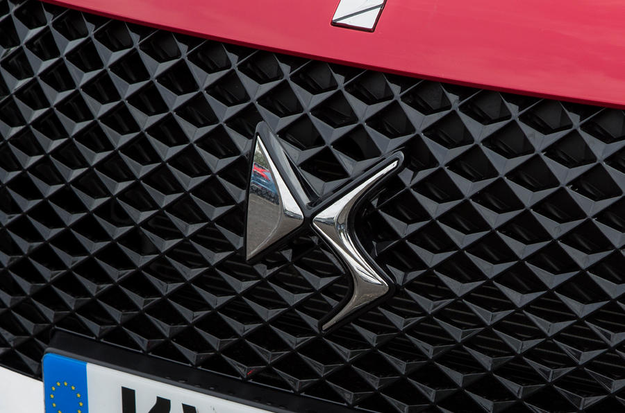 DS 7 badge close up 2022