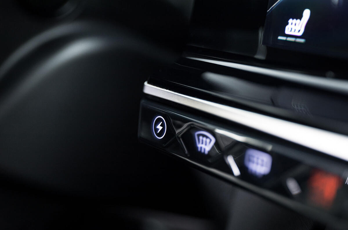 DS 7 Crossback E-Tense 2019 first drive review - EV button