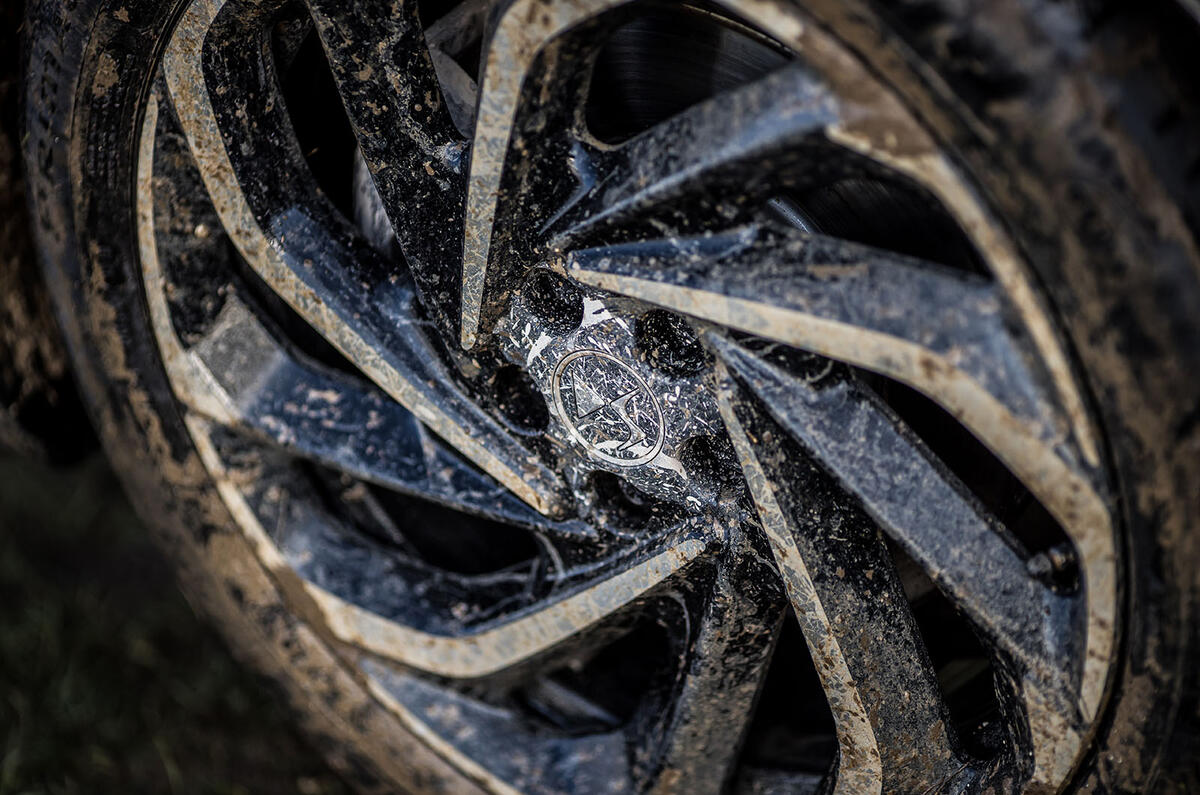 DS 7 Crossback E-Tense 2019 first drive review - alloy wheels