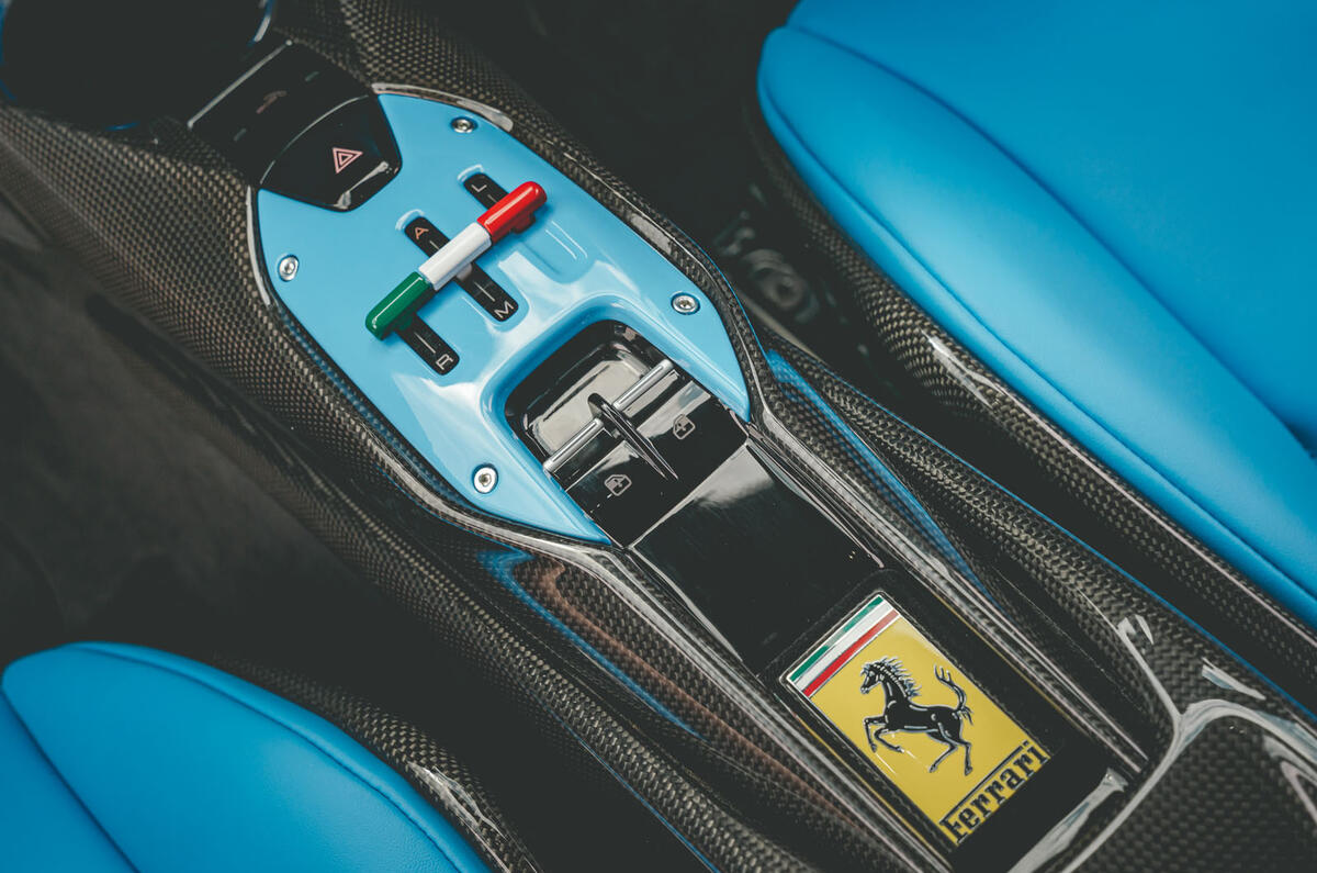 ferrari 296 gtb 2022 024 console centrale