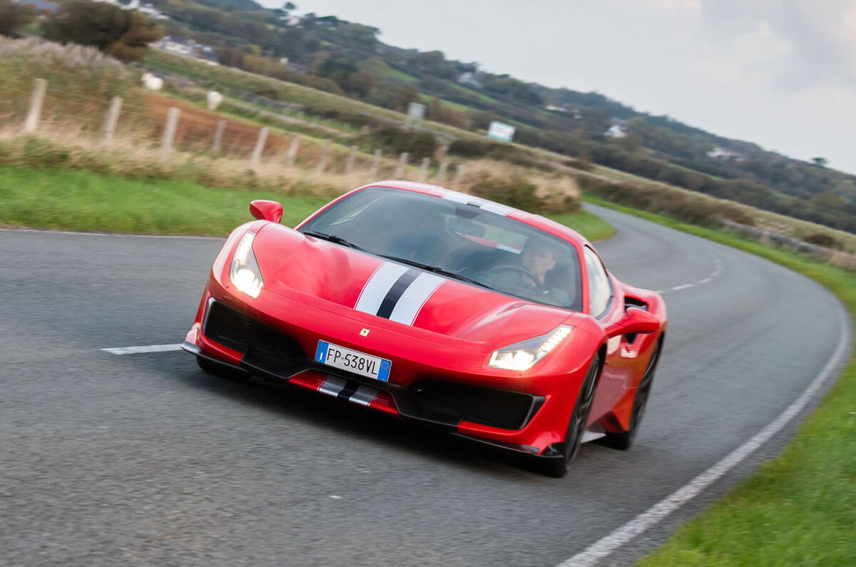 pista ferrari autocar close