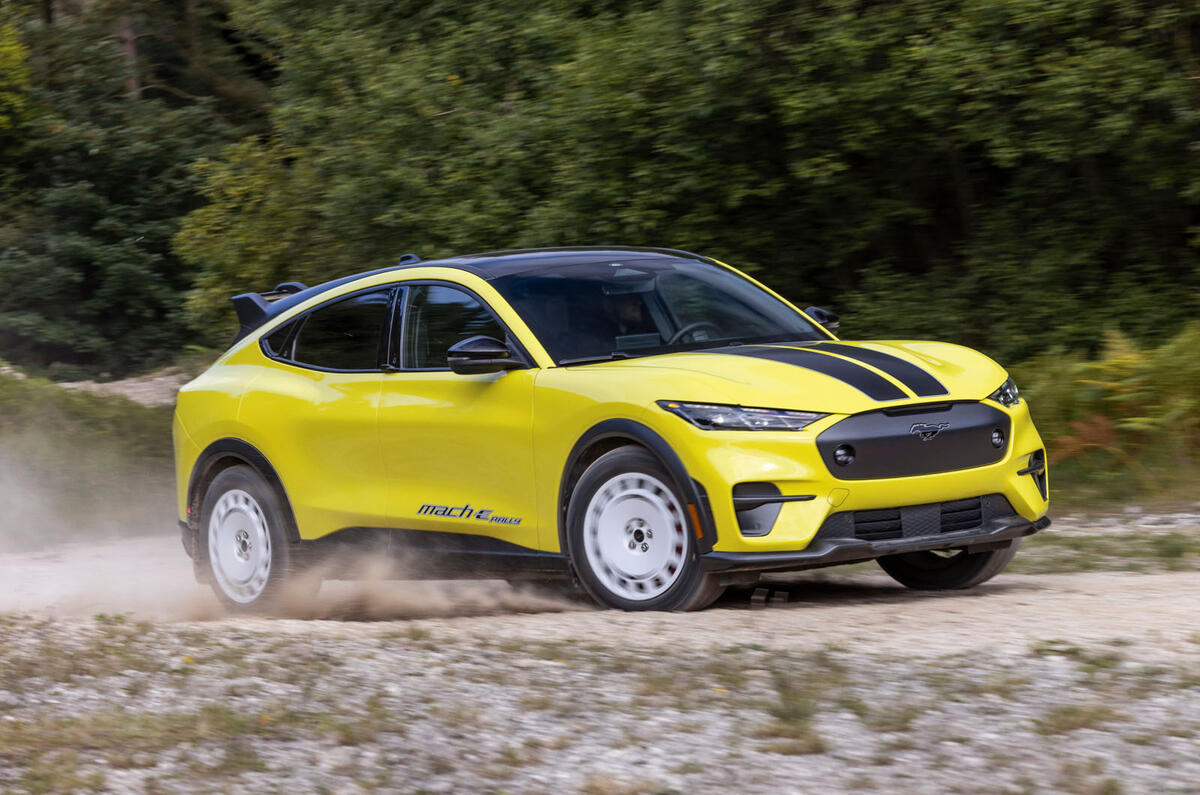 Ford Mustang Mach E Rally 2023, грязь на передних поворотах
