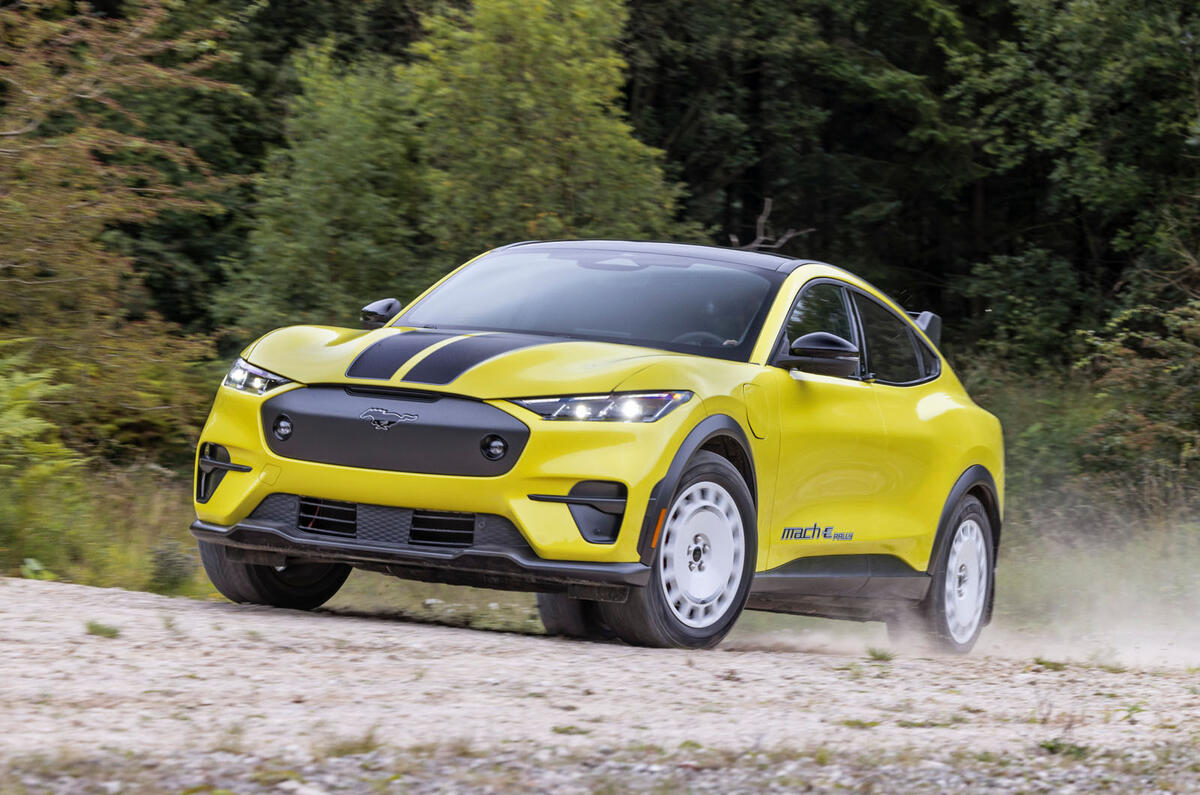 Ford Mustang Mach E Rally 2023 передняя часть поворота на бездорожье