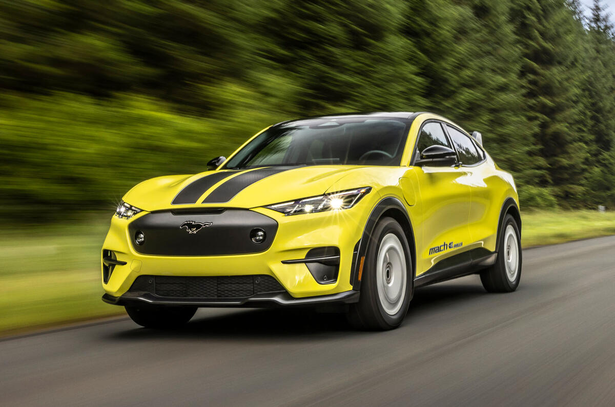 Ford Mustang Mach E Rally 2023 передняя часть с отслеживанием дороги