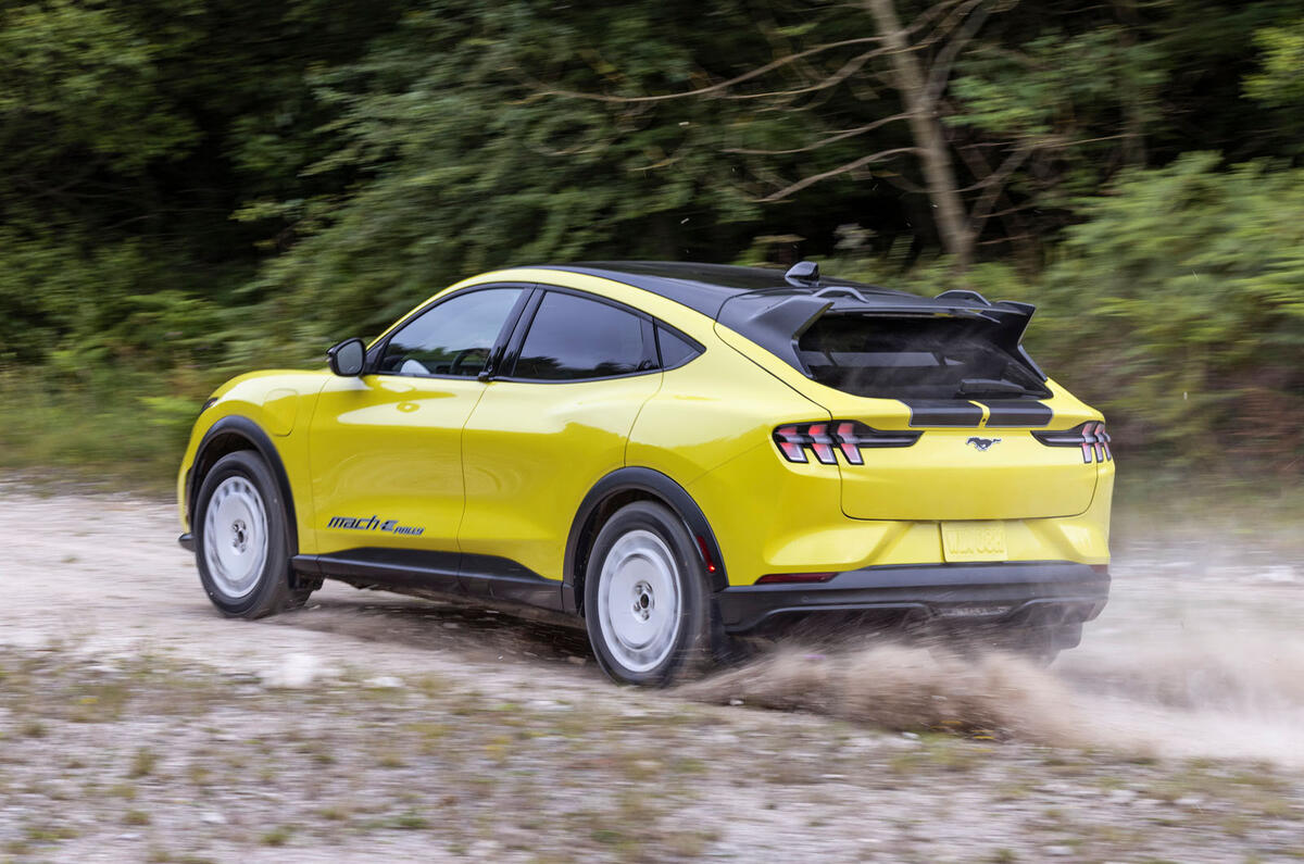 Ford Mustang Mach E Rally 2023 задняя часть с отслеживанием бездорожья