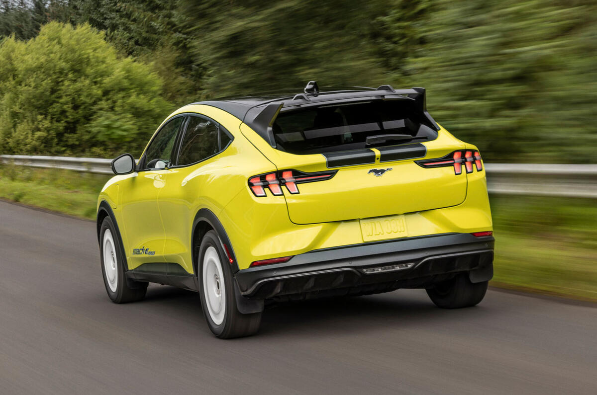 Ford Mustang Mach E Rally 2023 задняя часть с отслеживанием дороги
