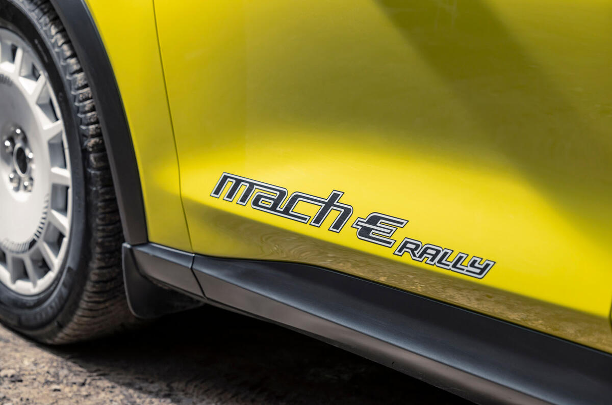 Изображение сбоку Ford Mustang Mach E Rally 2023