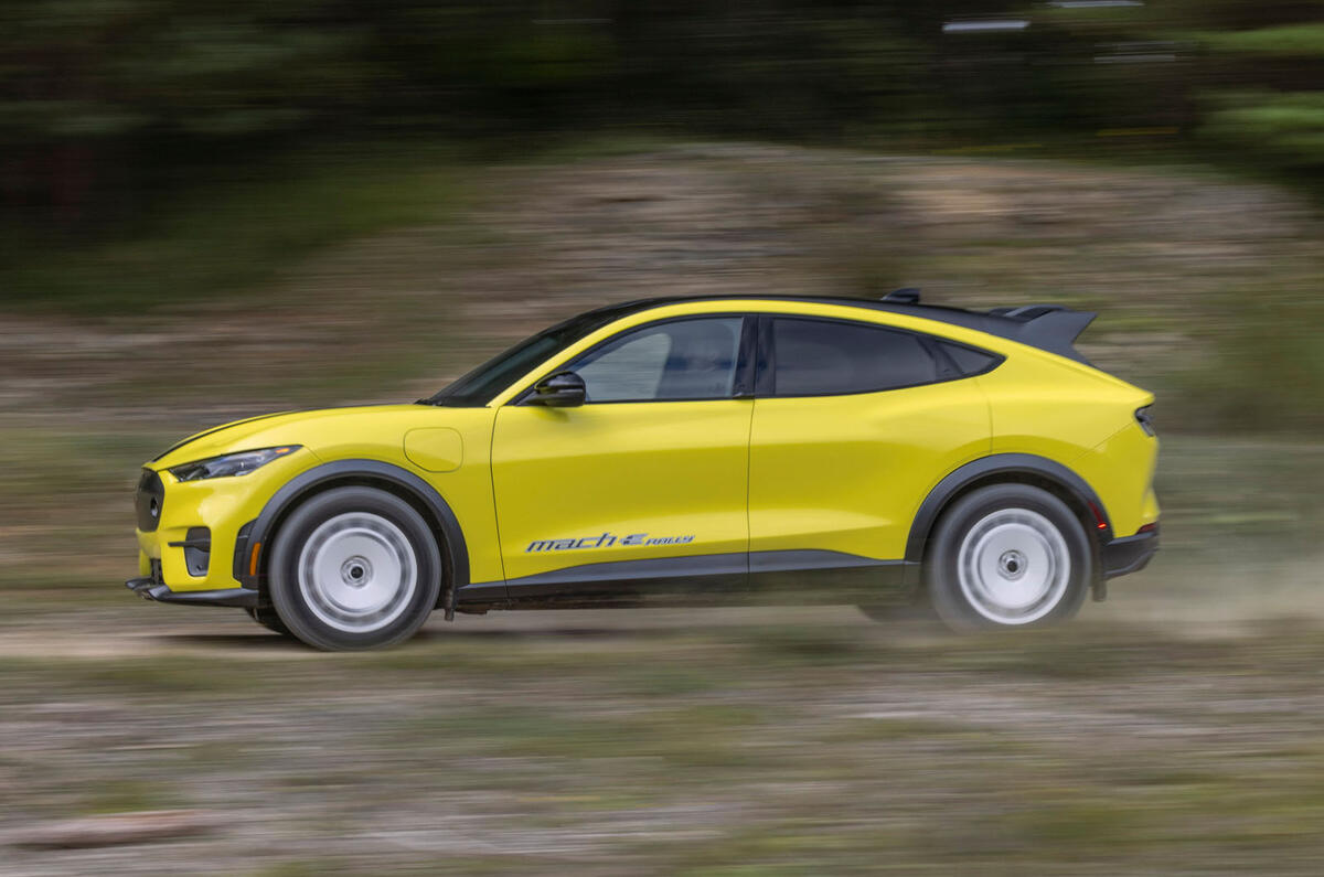 Ford Mustang Mach E Rally 2023 боковая трасса по грязи