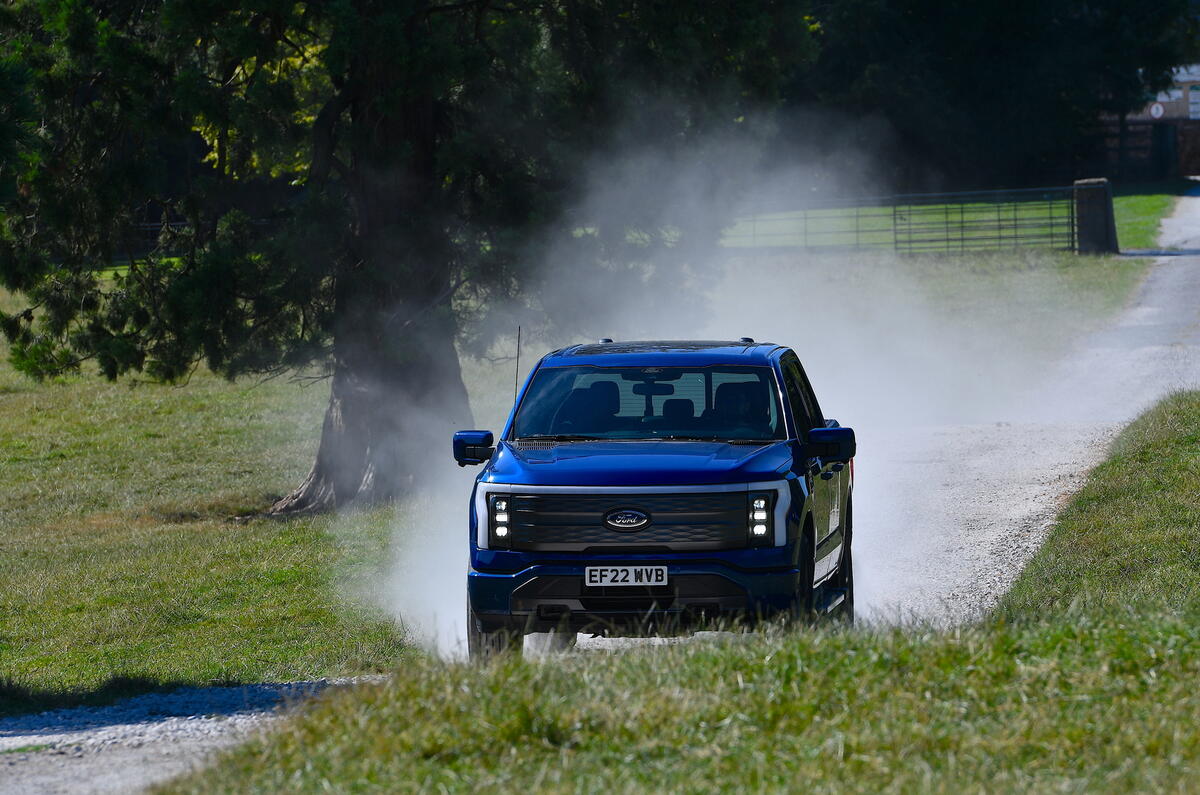 Ford F150 Lightning poussiéreux