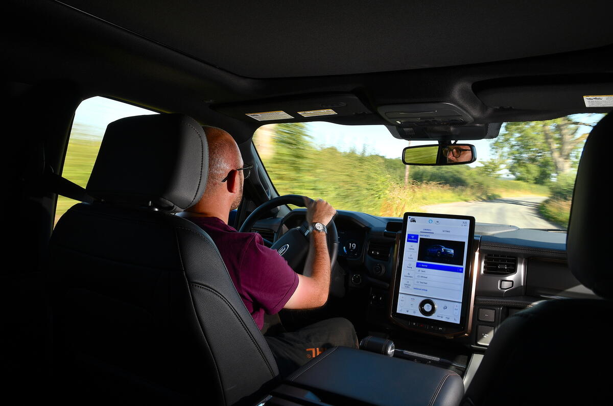 Ford F150 Lightning intérieur avec conducteur