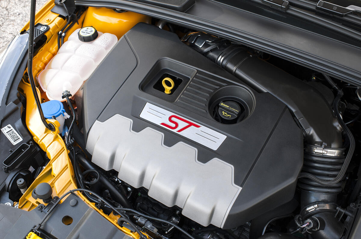 Under The Bonnet The Engine Of A Ford Focus 1 6 Tdci Diesel Stock
