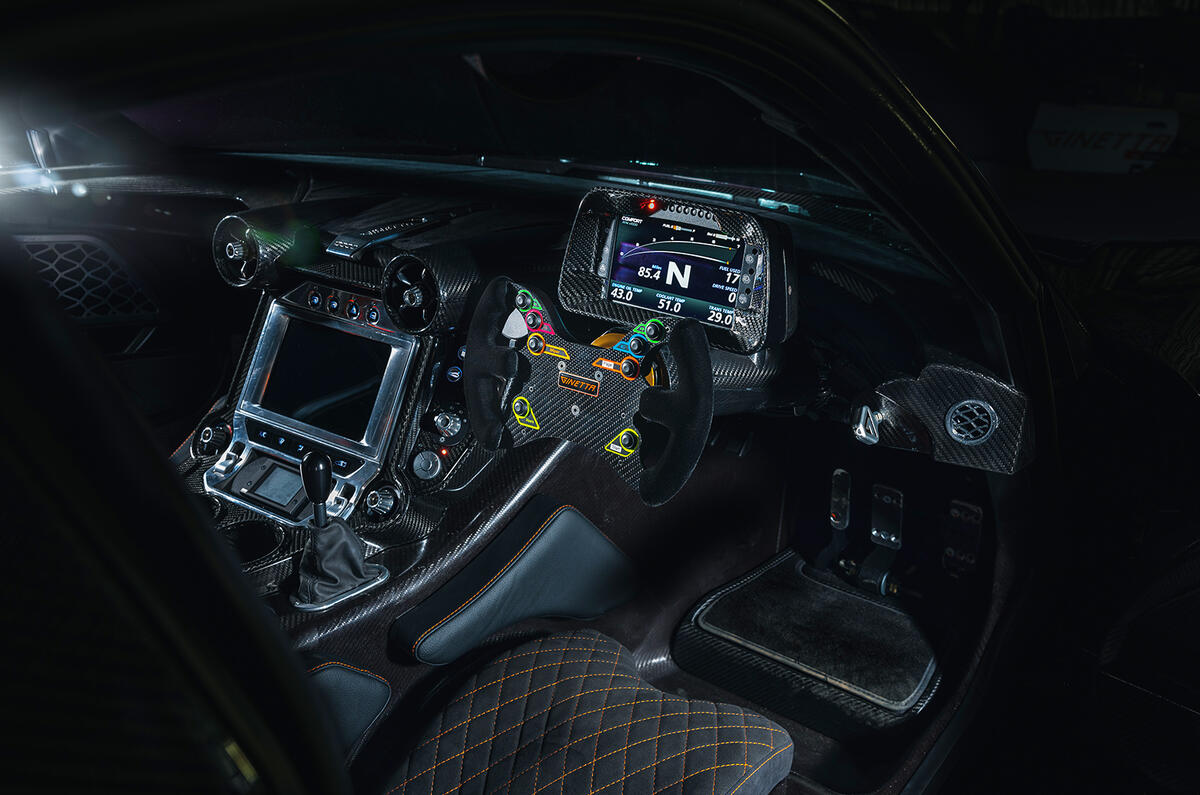 Dentro del Ginetta Akula