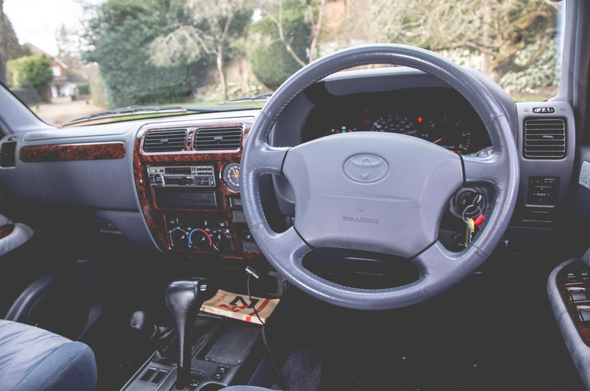 2000 Toyota Land Cruiser dashboard
