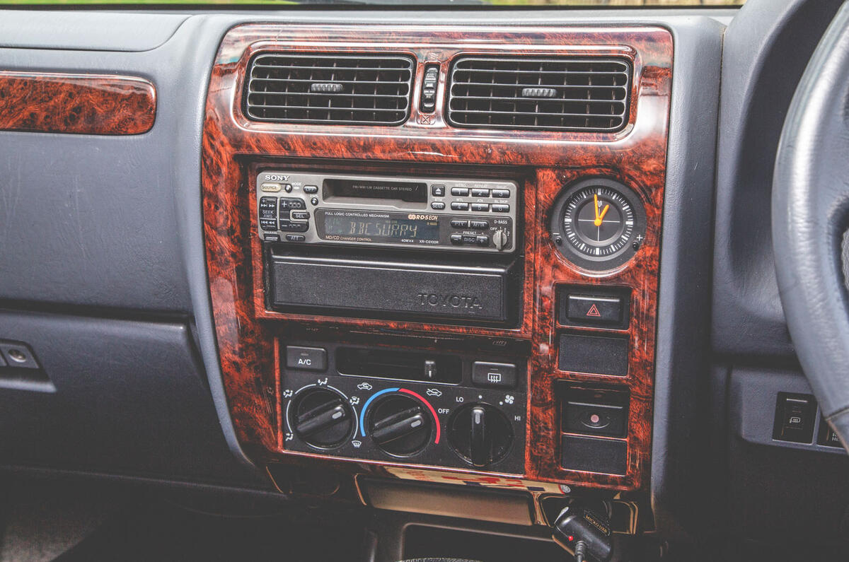 2000 Toyota Land Cruiser centre console