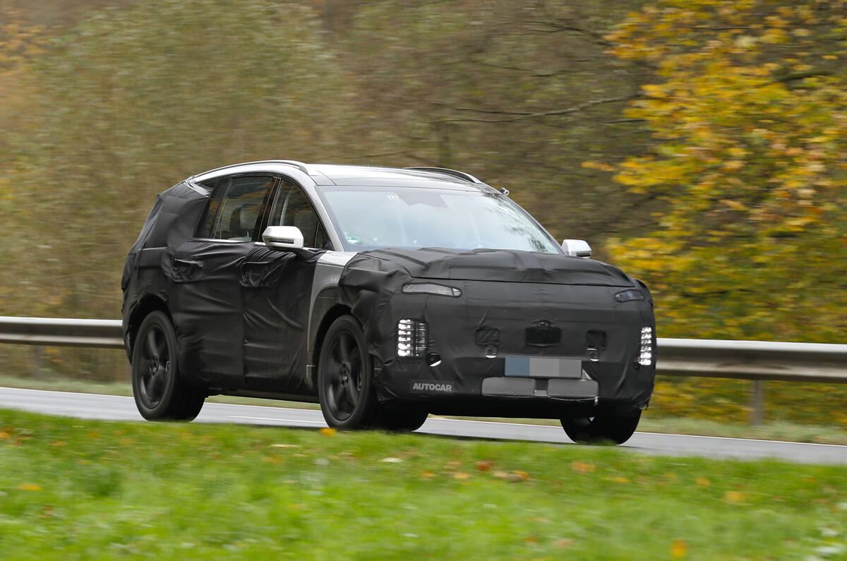 Hyundai Ioniq 7 едет на скорости