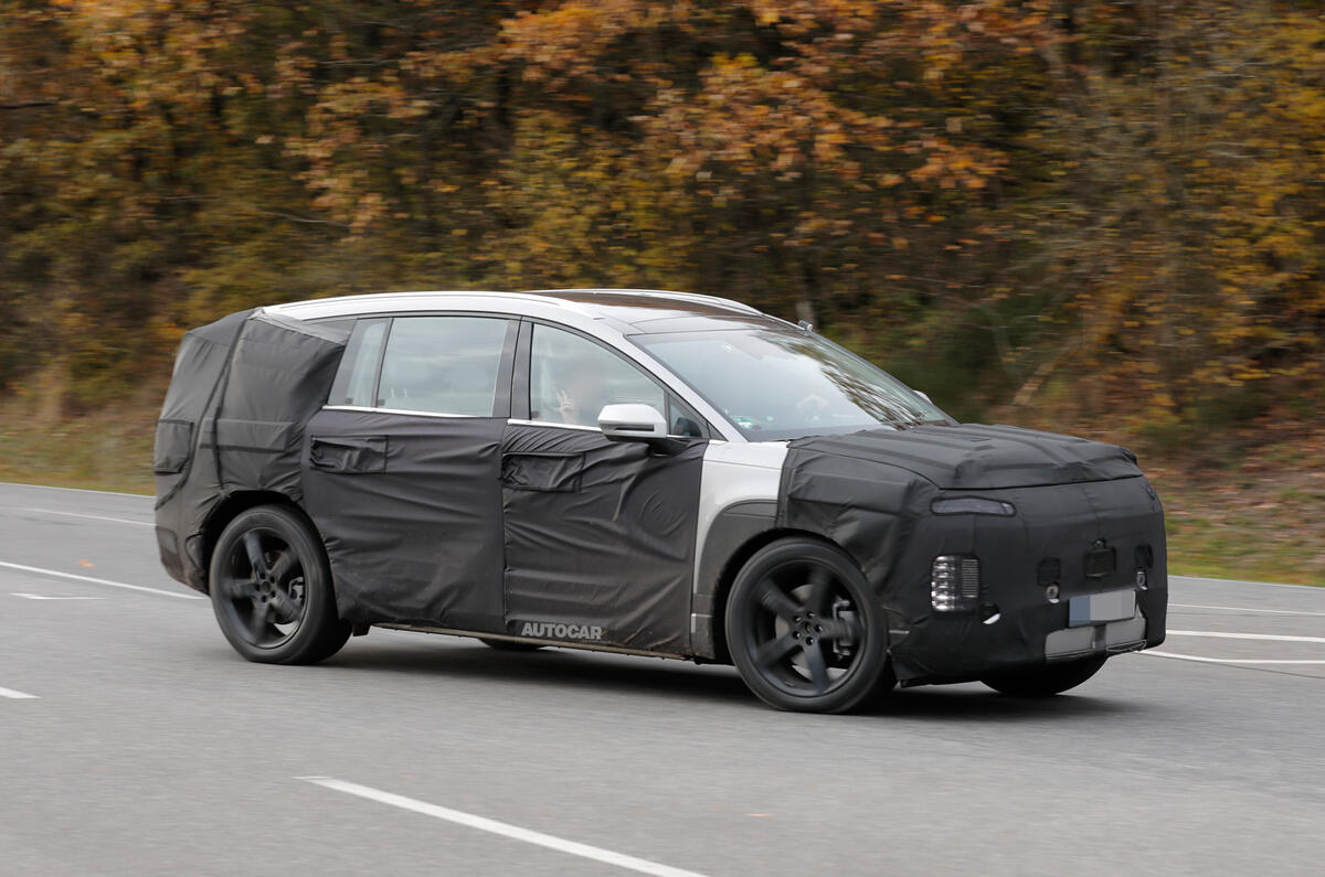Hyundai Ioniq 7 боковой передний поворот
