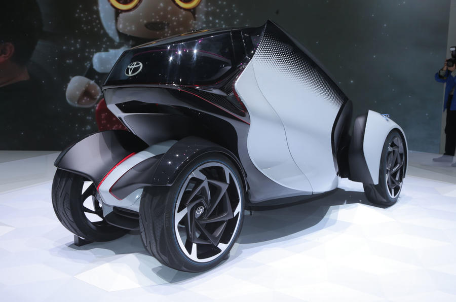 Toyota i-TRIL previews autonomous electric city car