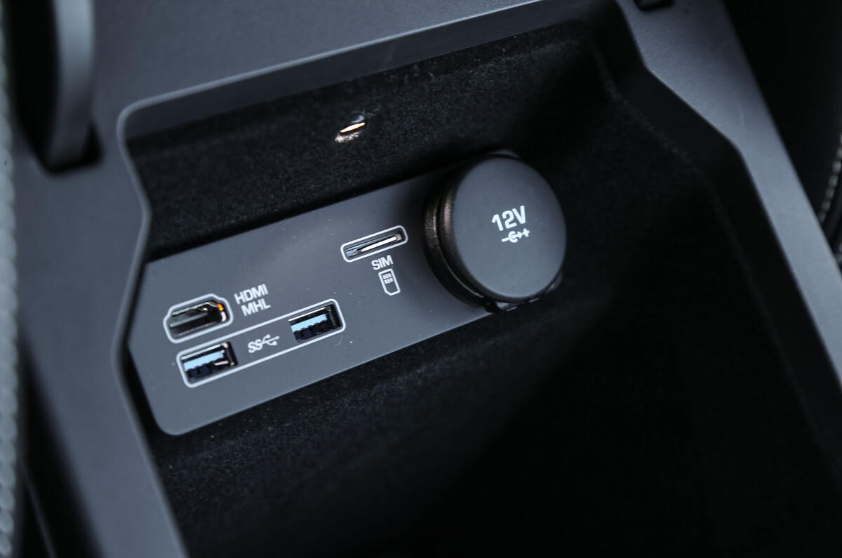 Jaguar E-Pace P300 multimedia ports