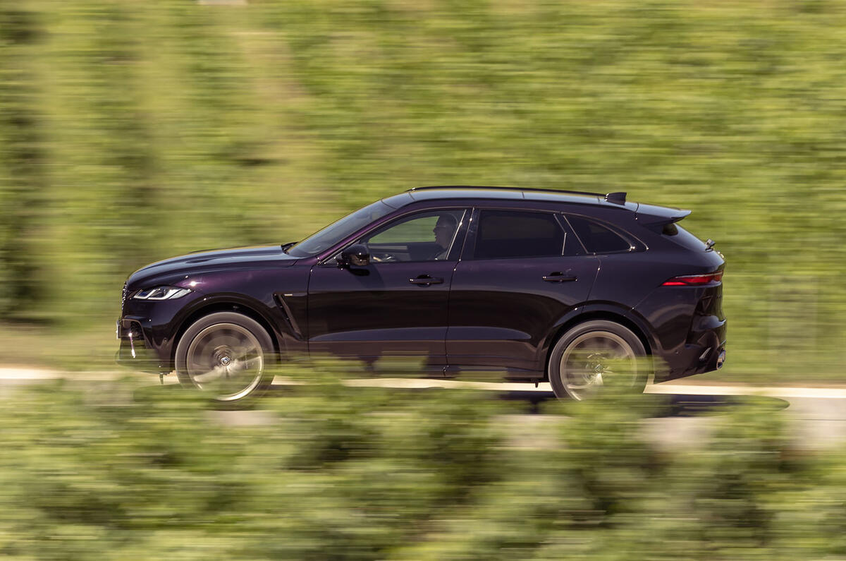 jaguar f pace svr edition 1988 02 panoramique