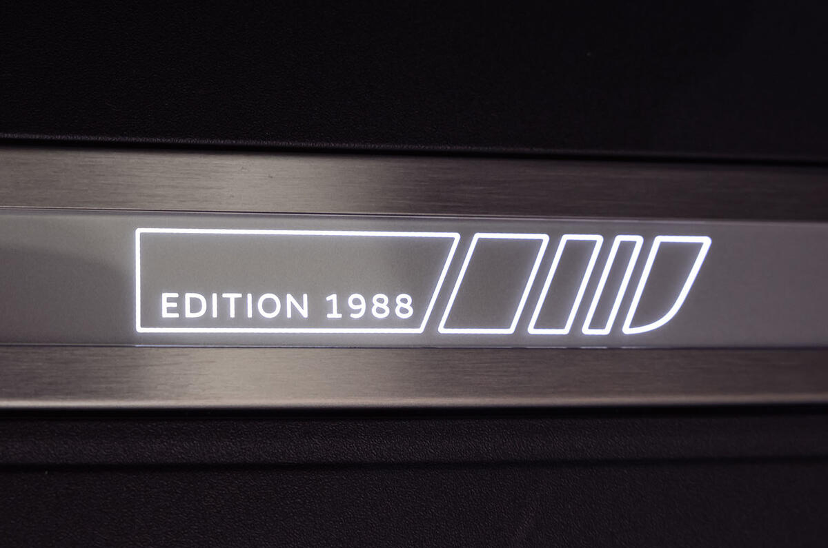 jaguar f pace svr edition 1988 10 badge