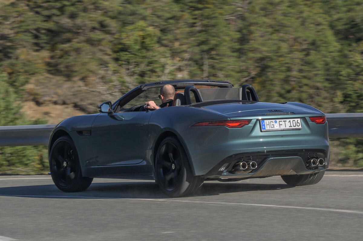 jaguar f type convertible 2023 002 angle arrière