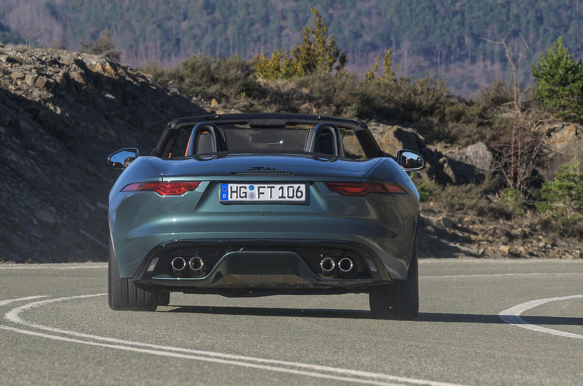 jaguar f type convertible 2023 003 angle arrière