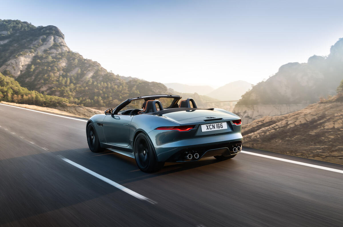 jaguar f type convertible 2023 016 tracking arrière