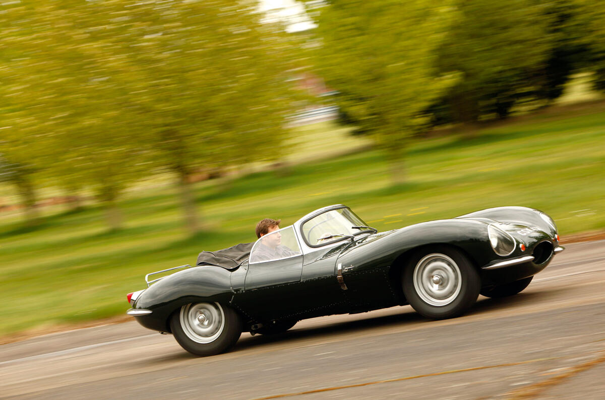 Jaguar-E-Type-named-the-best-British-car-at-Classic-...