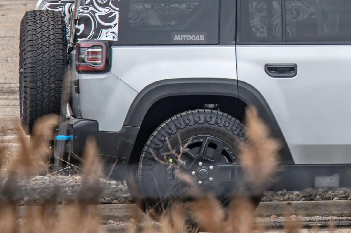 Vista lateral con camuflaje del Jeep Recon