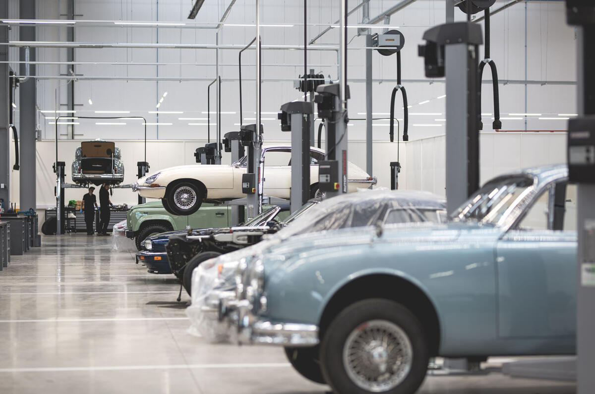 https://www.autocar.co.uk/sites/autocar.co.uk/files/styles/gallery_slide/public/images/car-reviews/first-drives/legacy/jlrclassic-489.jpg?itok=1zTCGHsU