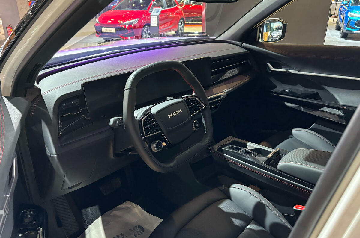kgm-actyon-brussels-motor-show-interior.jpg