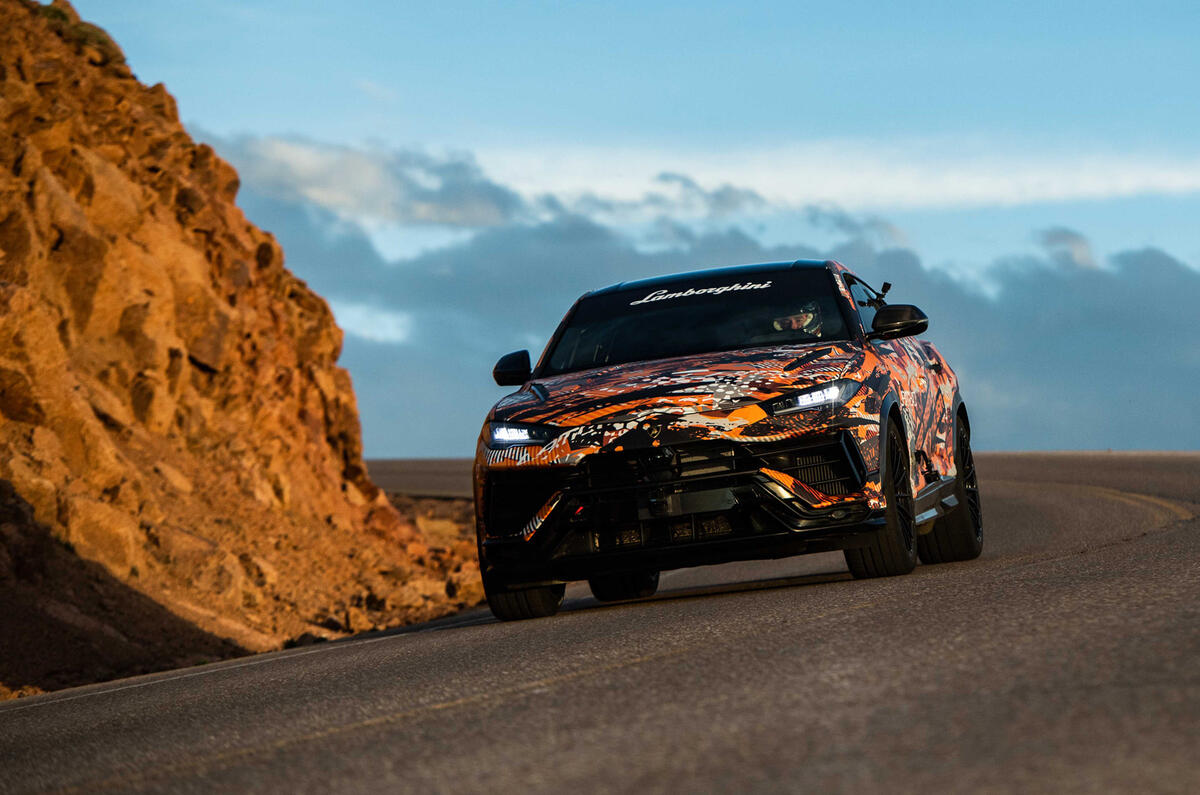 Lamborghini Urus Pikes Peak Record 2022 acantilado dinámico