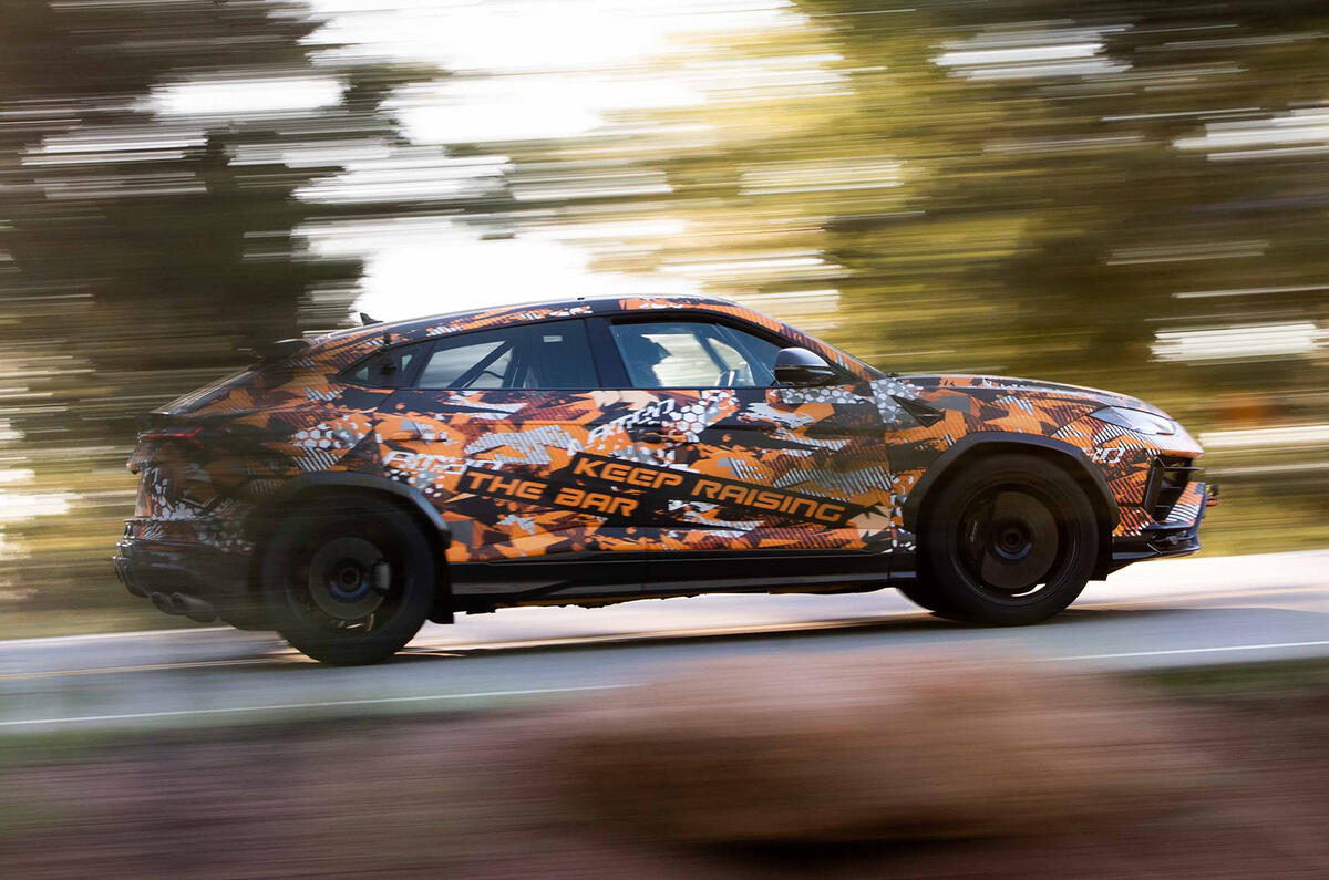 نمای جانبی پویا لامبورگینی Urus Pikes Peak Record 2022