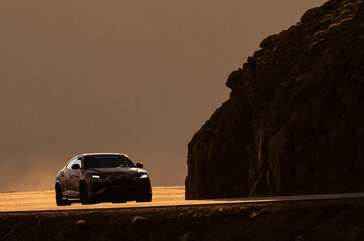 لامبورگینی Urus Pikes Peak Record 2022 صخره غروب آفتاب