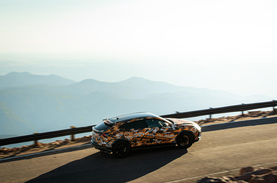 Vista lateral dinámica del Lamborghini Urus Pikes Peak Record