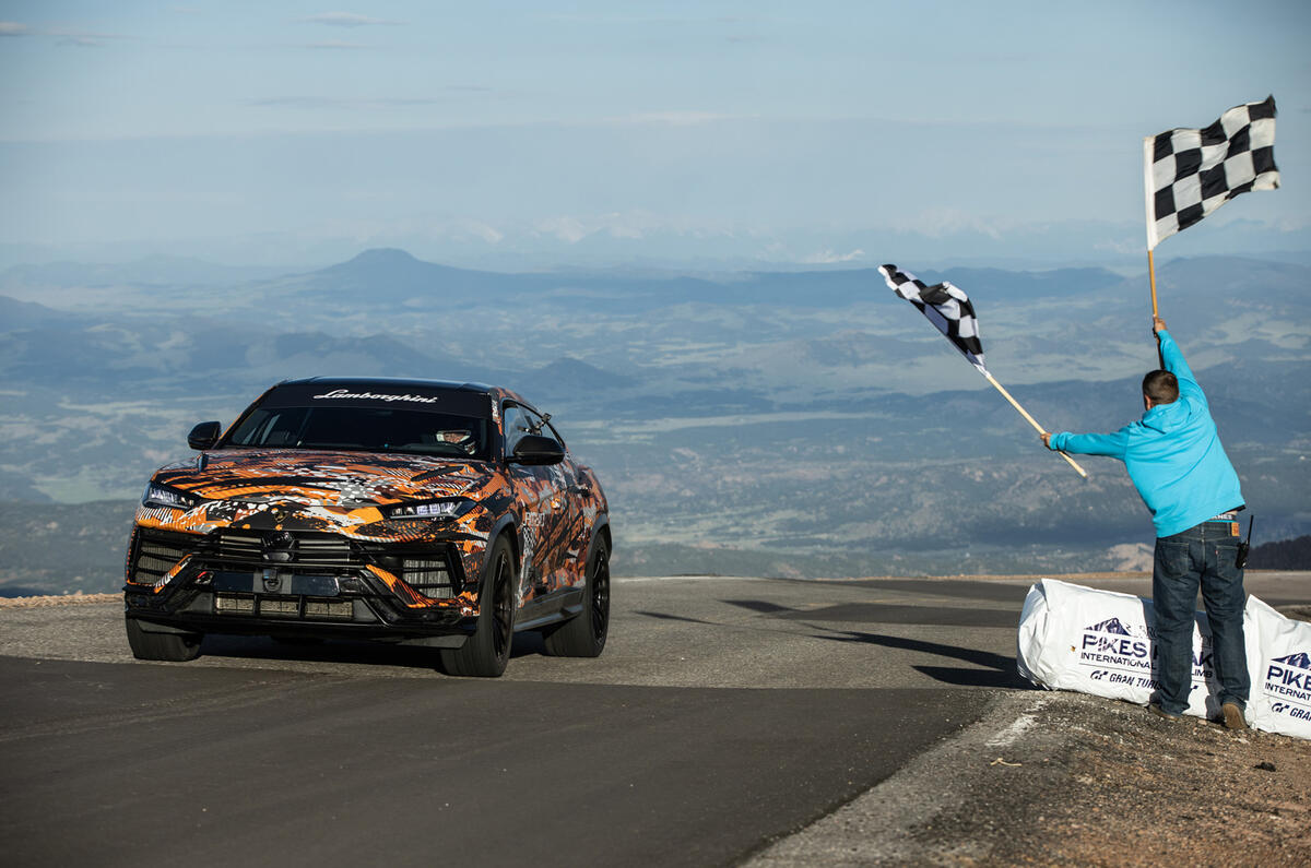 Lamborghini Urus Pikes Peak Record línea de meta