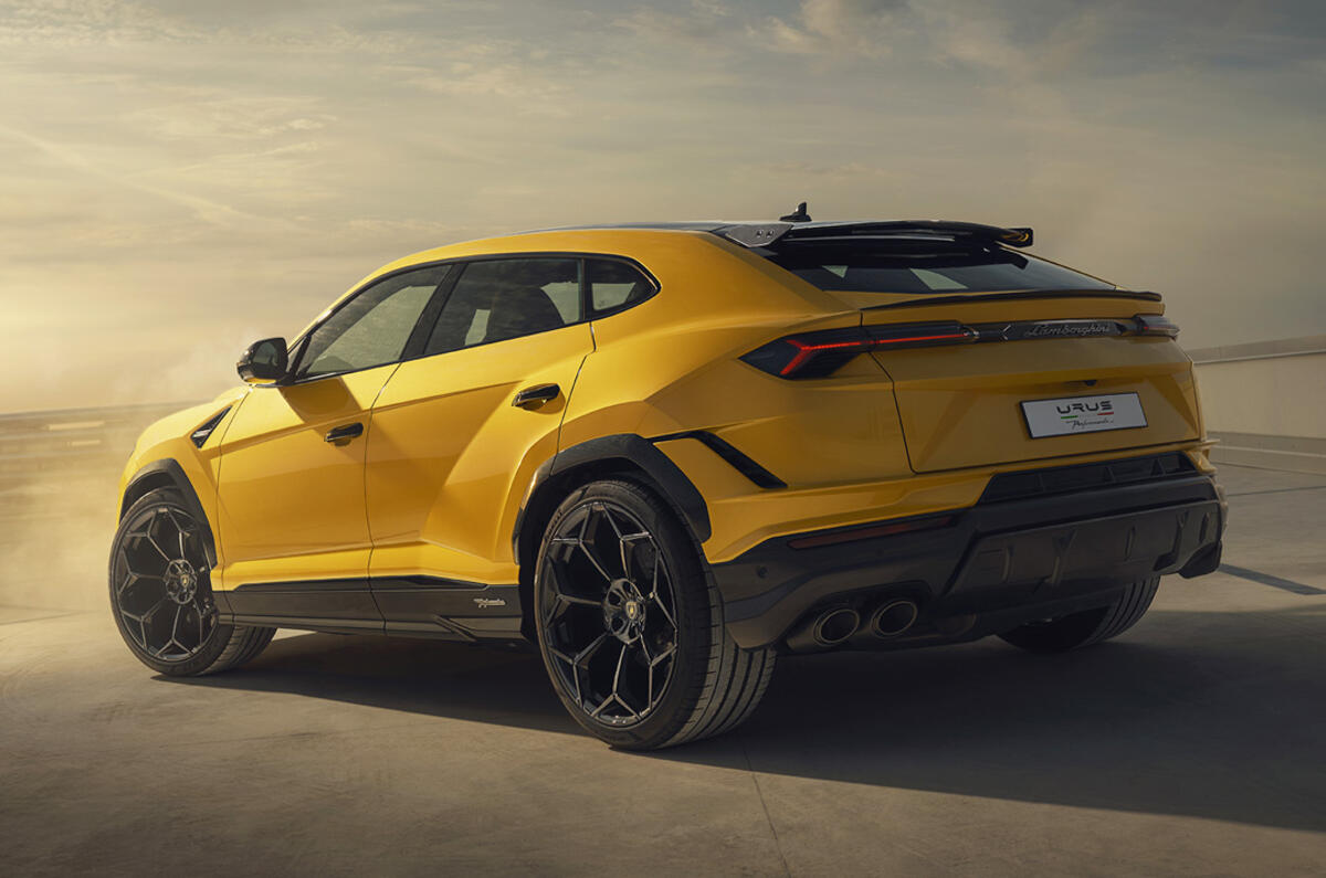 لامبورگینی Urus Performante زرد استاتیک غروب آفتاب عقب لامبورگینی Urus Performante زرد استاتیک غروب آفتاب عقب