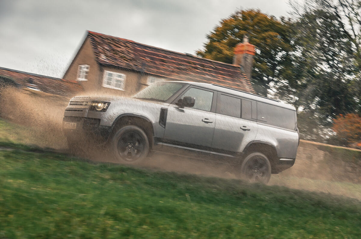 land rover defender 130 2022 04 panoramique latéral