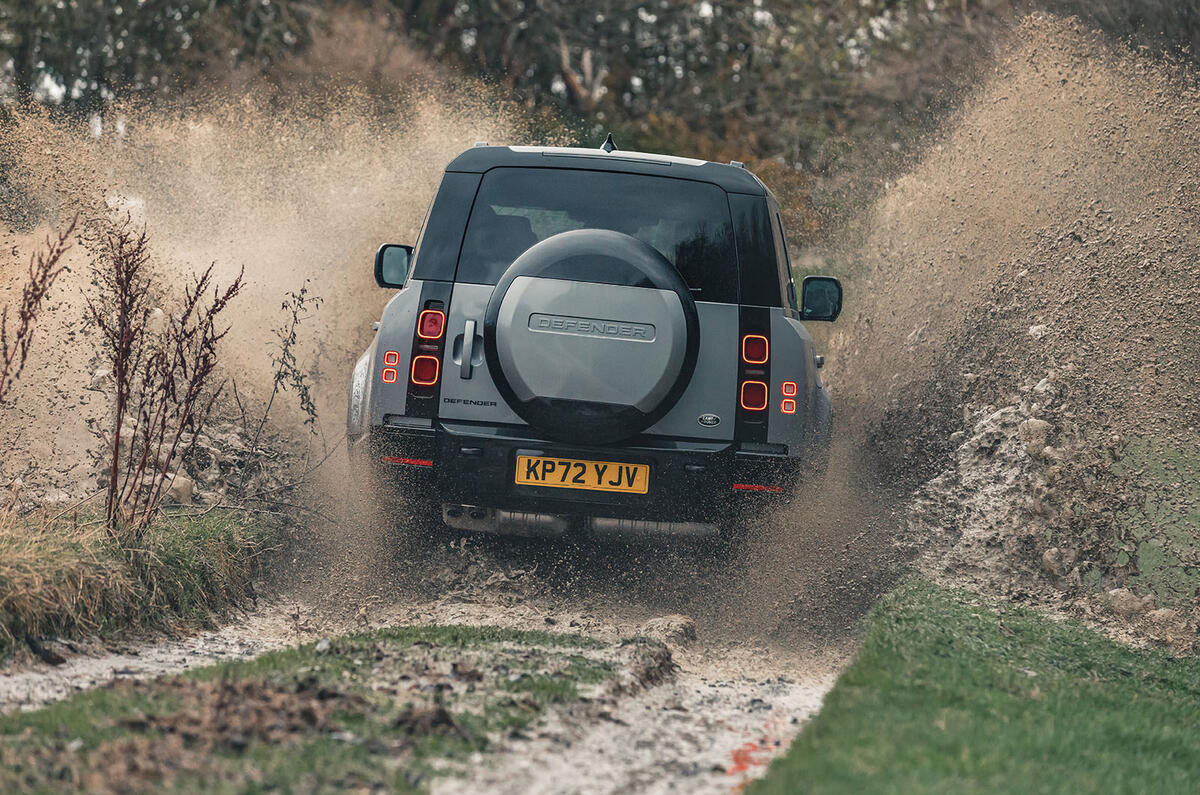 land rover defender 130 2022 16 suivi arrière