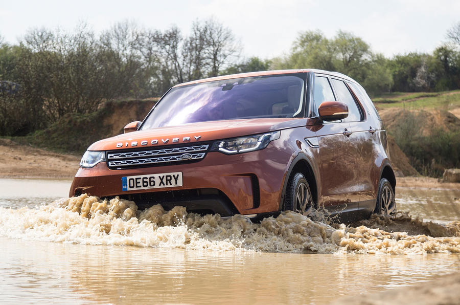 Land Rover Discovery 2017 front quarter tracking through water