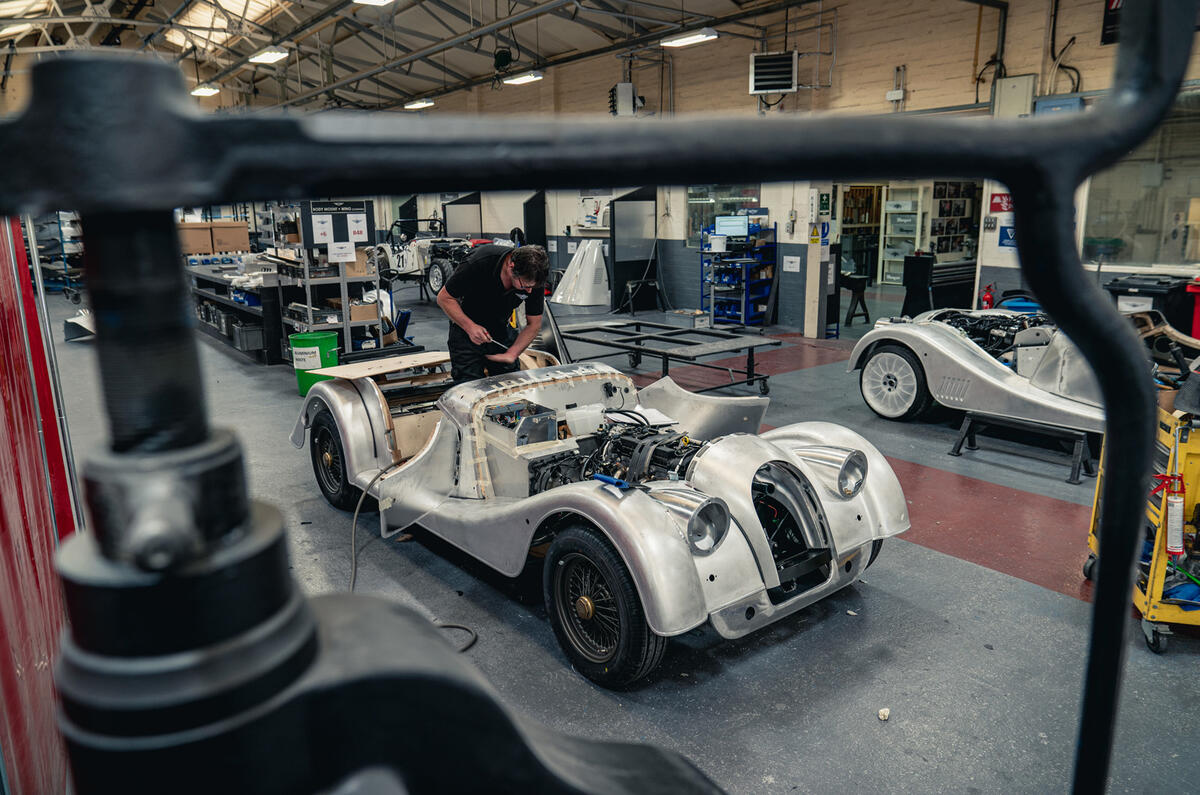 [Actualité] Morgan - Page 2 Last_steel_chassis_morgan_assembly_shop_1