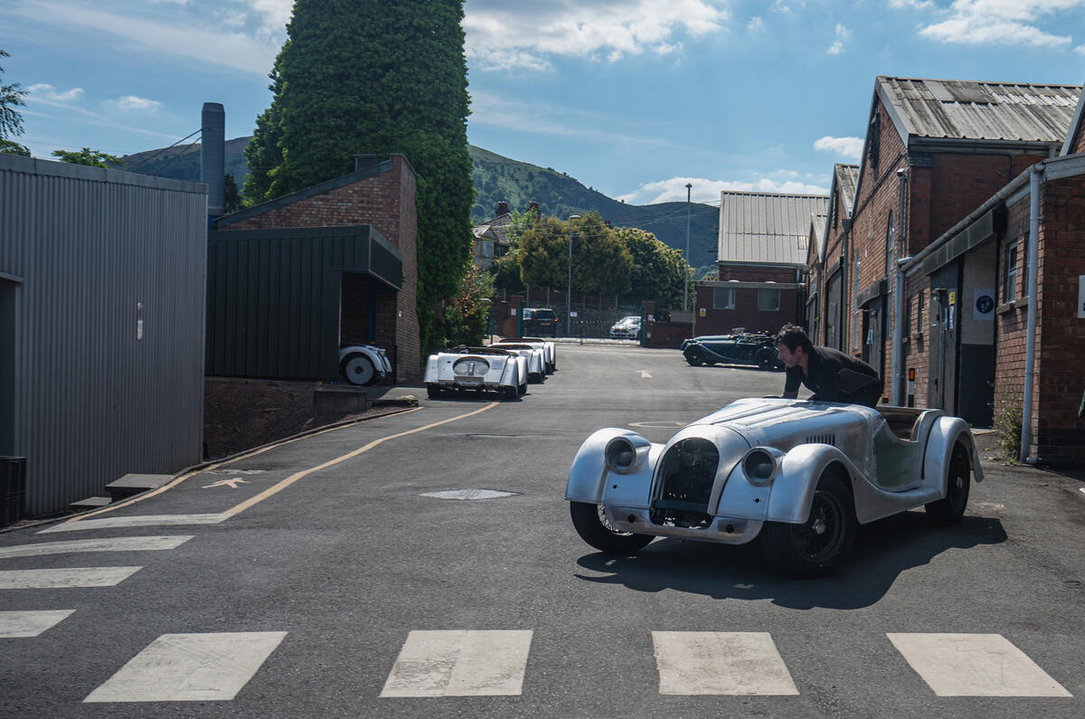 [Actualité] Morgan - Page 2 Last_steel_chassis_morgan_moving_between_workshops_at_pickersleigh_road